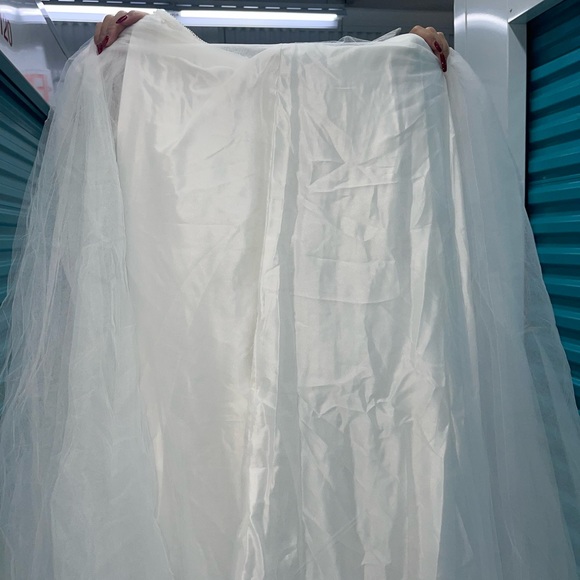 Preowned Eva Scaasi Wedding Dress (with veil & cathedral train included) Size 4 - Picture 7 of 7